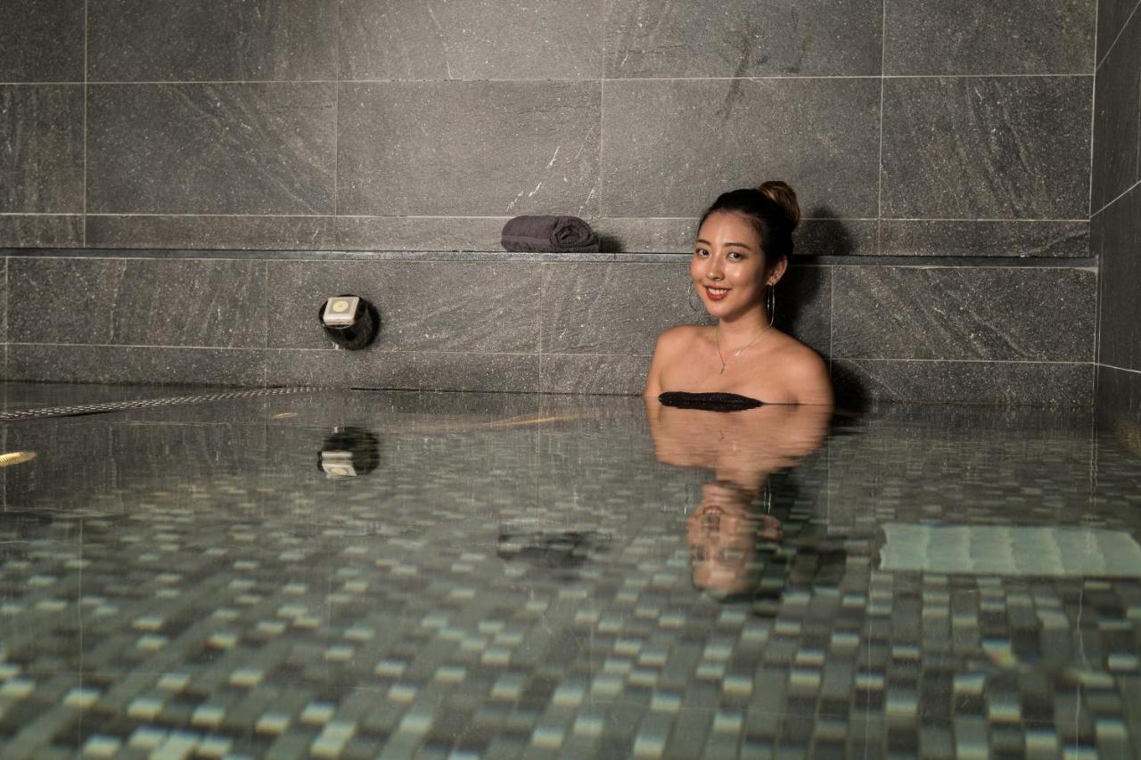 Evergreen Palace Hotel Chiayi Taibao ภายนอก รูปภาพ A woman bathing in a traditional Japanese onsen
