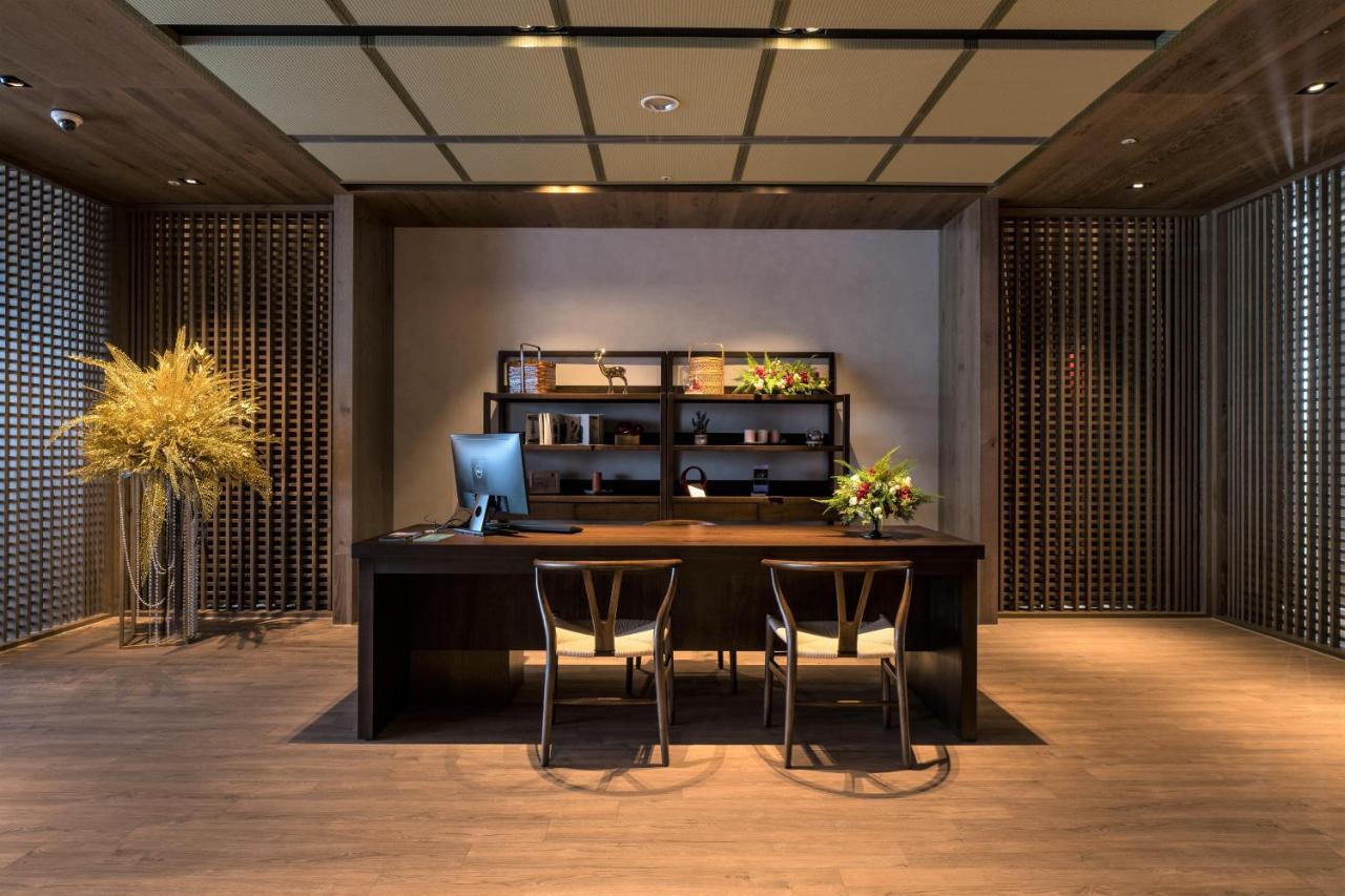 Evergreen Palace Hotel Chiayi Taibao ภายนอก รูปภาพ The reception desk at the library