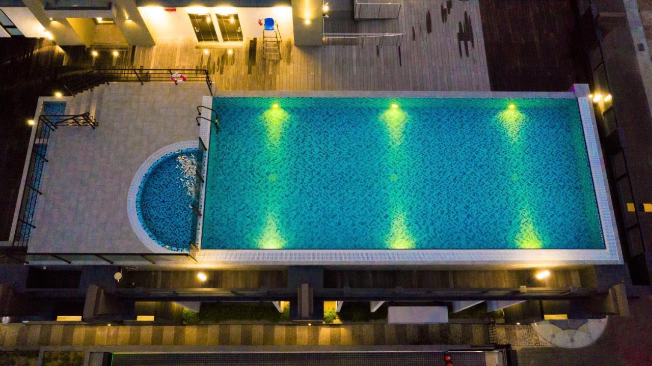 Evergreen Palace Hotel Chiayi Taibao ภายนอก รูปภาพ The swimming pool at the hotel