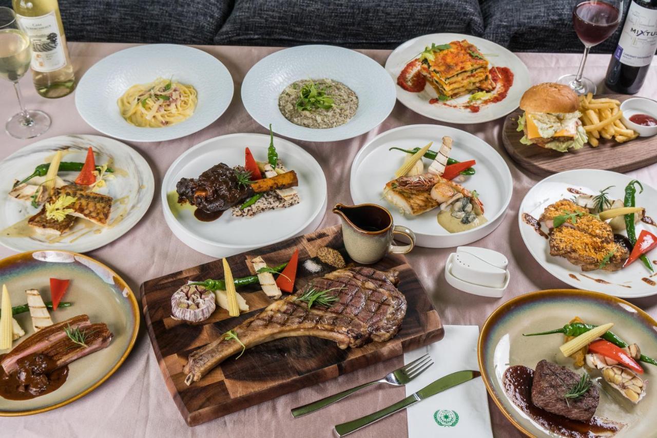 Evergreen Palace Hotel Chiayi Taibao ภายนอก รูปภาพ A selection of dishes at the restaurant