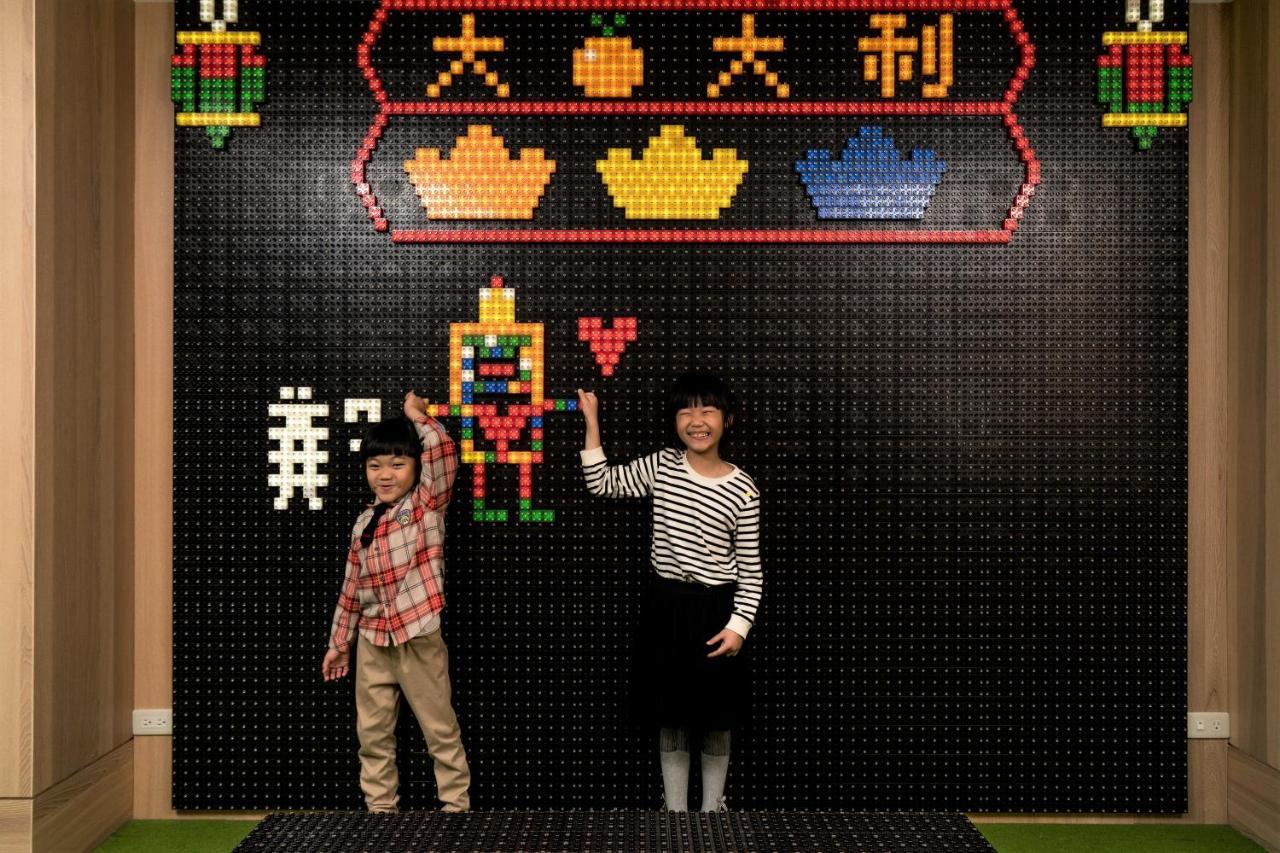 Evergreen Palace Hotel Chiayi Taibao ภายนอก รูปภาพ The Pixel Wall