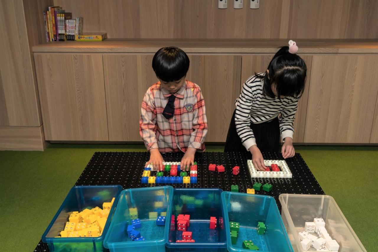Evergreen Palace Hotel Chiayi Taibao ภายนอก รูปภาพ Children playing with the Duplo set
