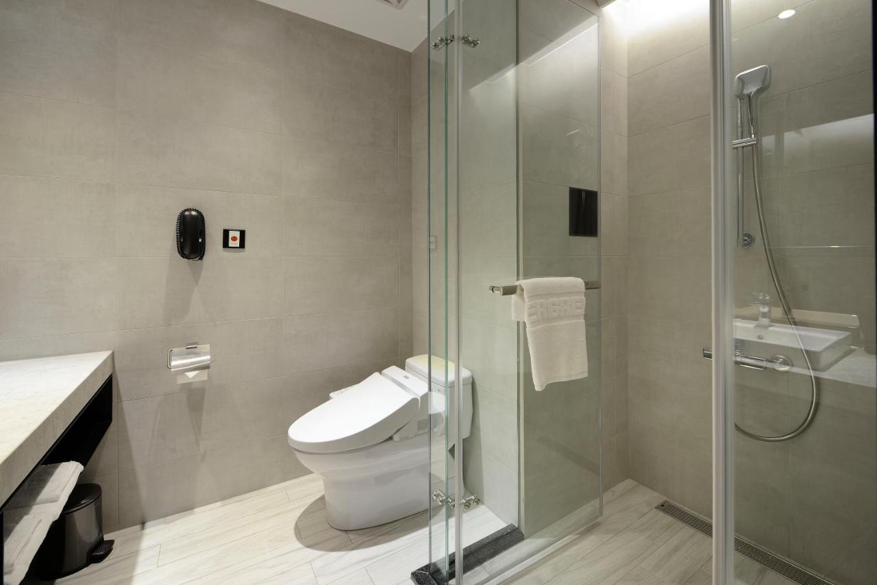Evergreen Palace Hotel Chiayi Taibao ภายนอก รูปภาพ A modern bathroom with a shower cubicle